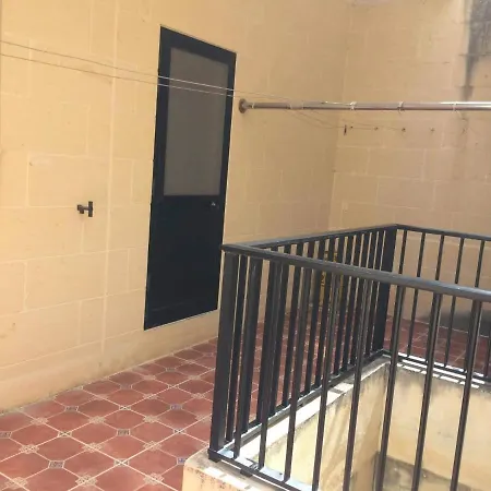 Minute Walk To The アパート